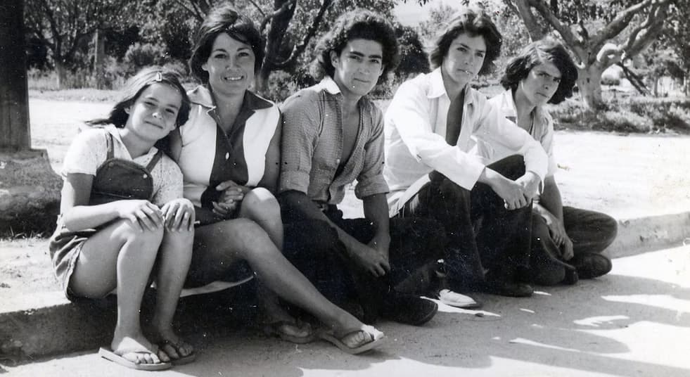 Rodrigo junto a su madre y hermanos, febrero de 1974